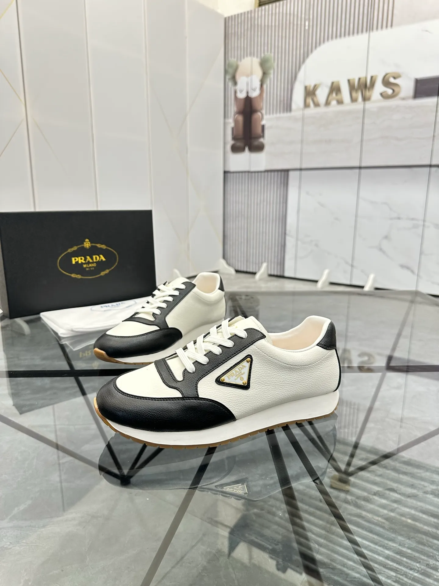 Men's shoes: 💰P420¥ Product trademark: Prada *"Prada*" low-top casual shoes Regular size: 38-44 (can be customized to 45) Product materials: imported cowhide upper, sheepskin lining, original outsole. Number: 020